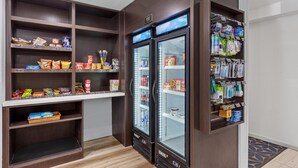 Ein Hotellagerraum mit Regalen voller Snacks, Getränke und Toilettenartikeln.