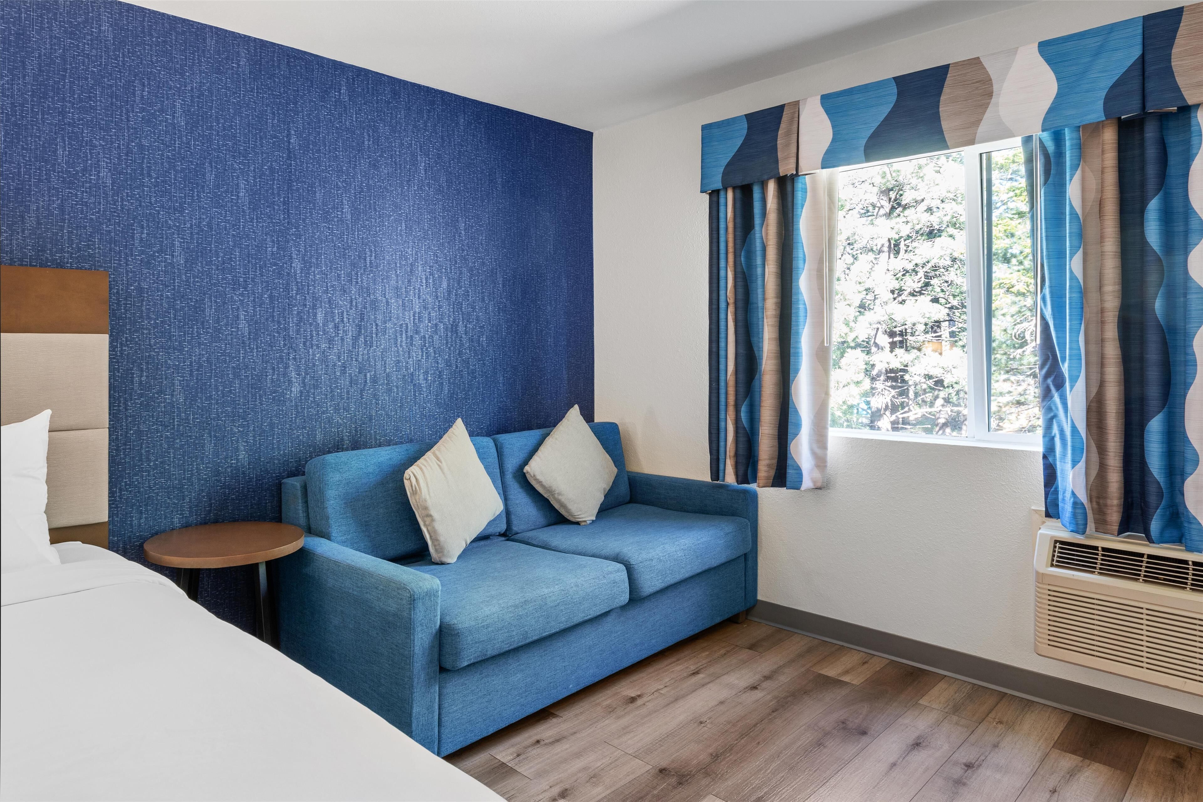 Standardrum - 2 queensize-sängar - icke-rökare - kylskåp och mikrovågsugn | Unika möbler, skrivbord, arbetsyta för laptop och mörkläggningsgardiner