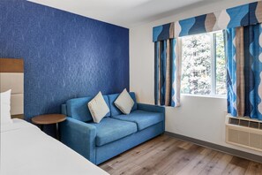 ห้องสแตนดาร์ด, เตียงควีนไซส์ 2 เตียง, ปลอดบุหรี่, ตู้เย็นและไมโครเวฟ | ตกแต่งพิเศษโดยเฉพาะ, โต๊ะทำงาน, พื้นที่ทำงานแบบใช้แล็ปท็อป