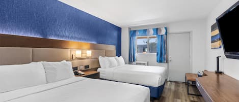 Standaard kamer, 2 queensize bedden, balkon, uitzicht op bergen | Individueel gemeubileerd, een bureau, een laptopwerkplek