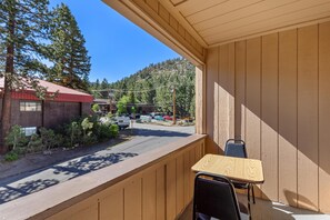 Habitación estándar, 2 camas de matrimonio, balcón, vistas a la montaña | Mobiliario individual, escritorio, espacio para trabajar con un portátil