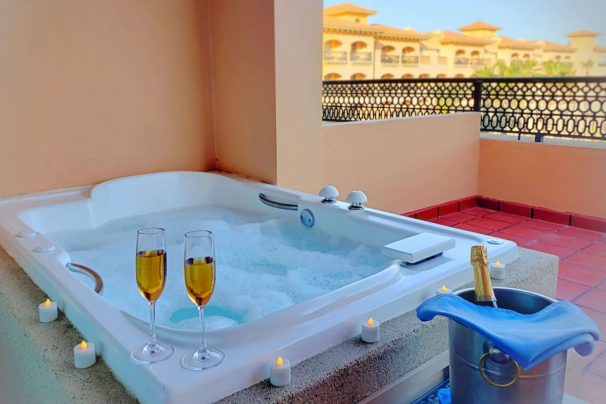 Deluxe Room Balcony, 1 King Bed, Jetted Tub, Ocean View | Minibar con artículos gratuitos, caja fuerte, escritorio