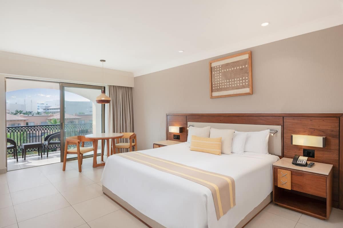 Artículos del minibar gratis y caja de seguridad en la habitación