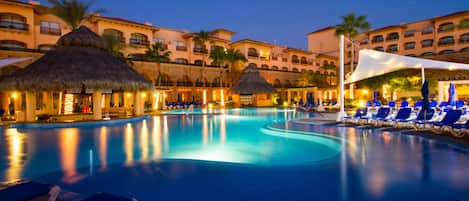2 piscinas al aire libre, sillones reclinables de piscina
