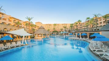 2 albercas al aire libre y camastros