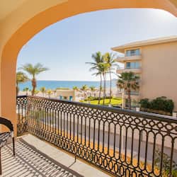 Deluxe Balcony Partial Ocean View | Artículos del minibar gratis y caja de seguridad en la habitación