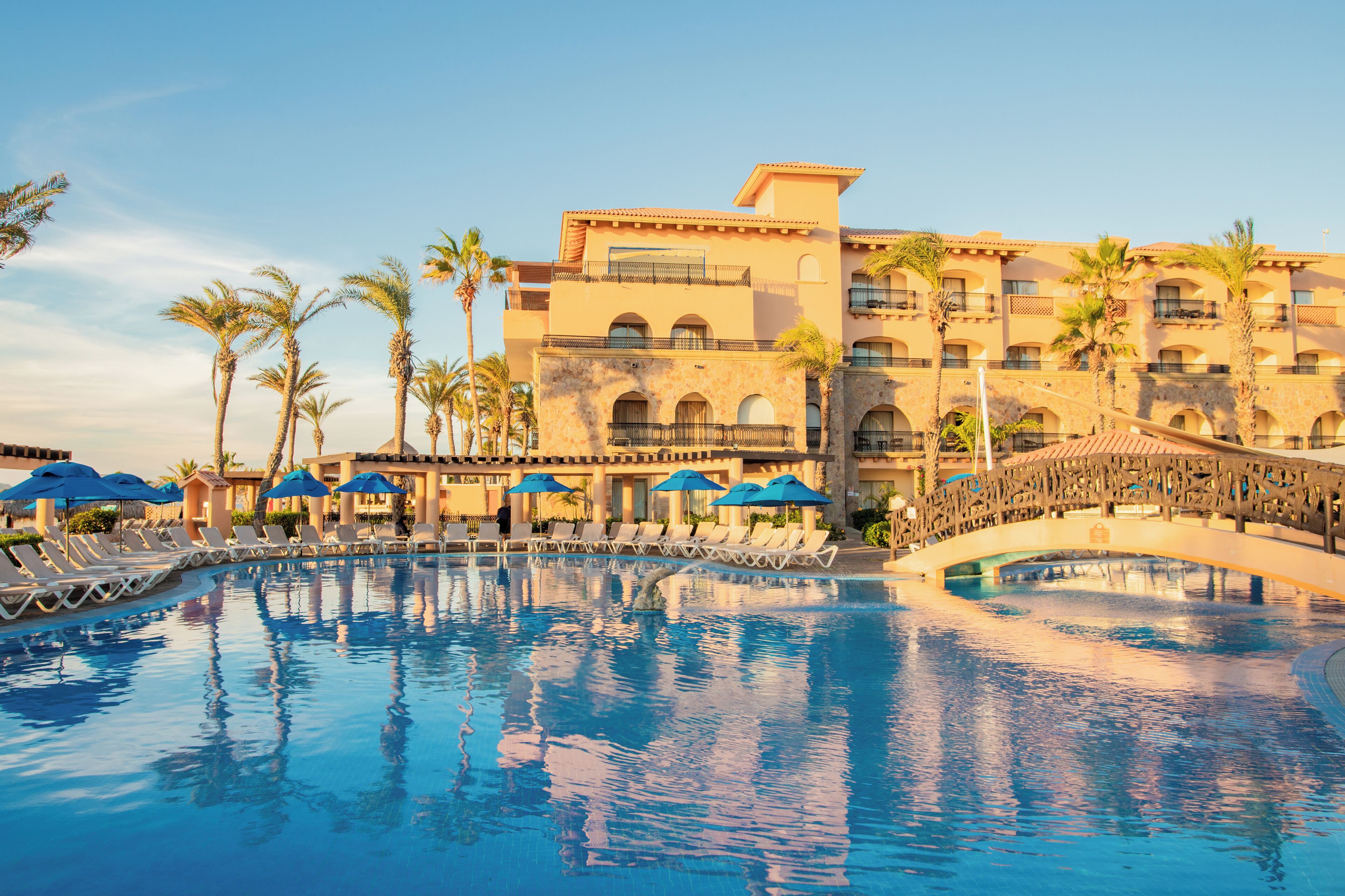 2 utendørsbassenger og solsenger