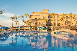 2 outdoor pools, sun loungers