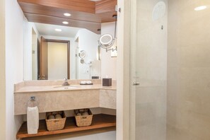 Free minibar, in-room safe, desk, blackout drapes - Royal Solaris Los Cabos & Spa - All Inclusive (San José del Cabo)