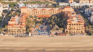 A beachfront hotel with multiple buildings, a swimming pool, and palm trees. - Royal Solaris Los Cabos & Spa - All Inclusive (San José del Cabo)