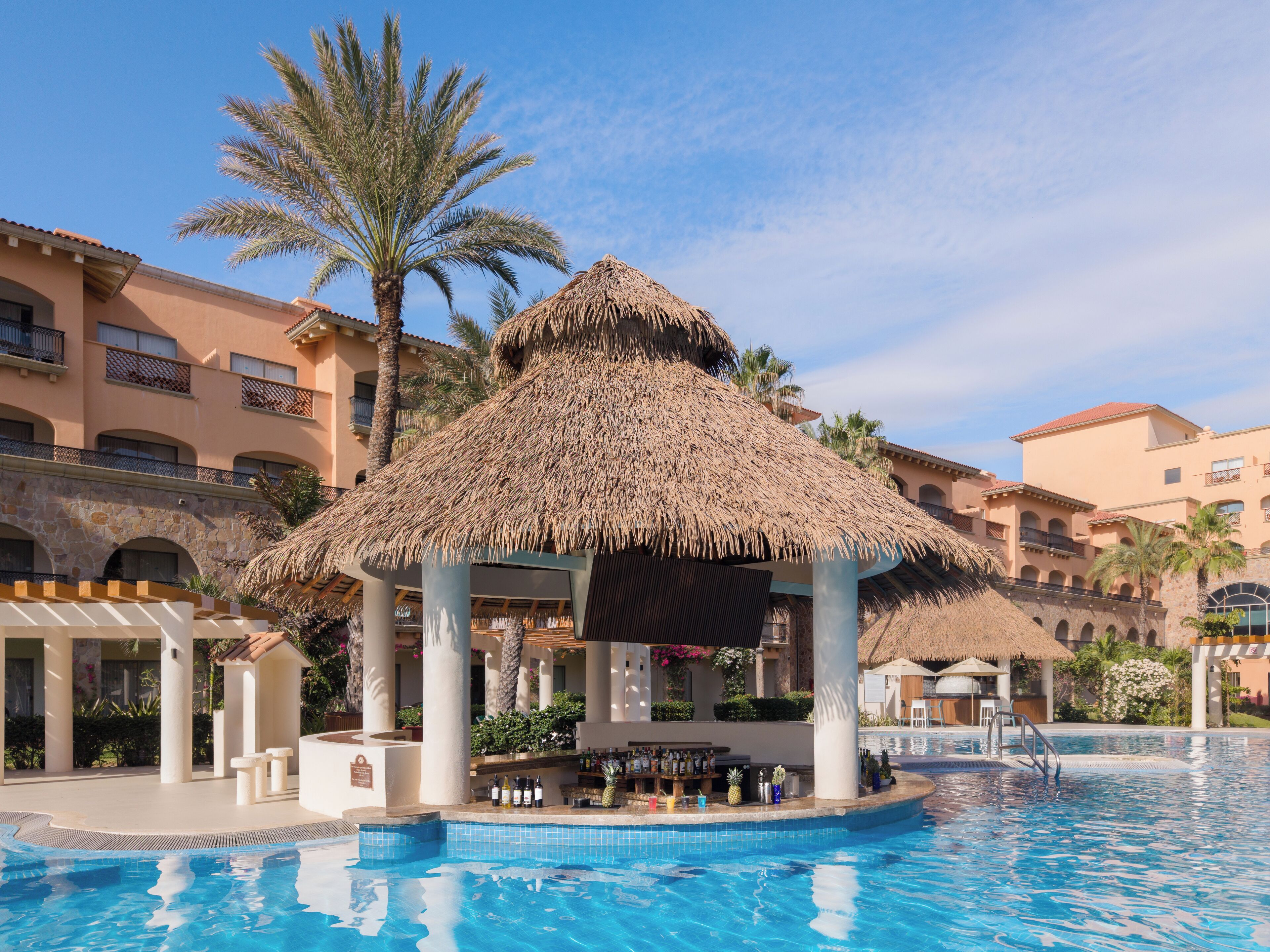 2 bar/lounge, bar sull'acqua, bar a bordo piscina