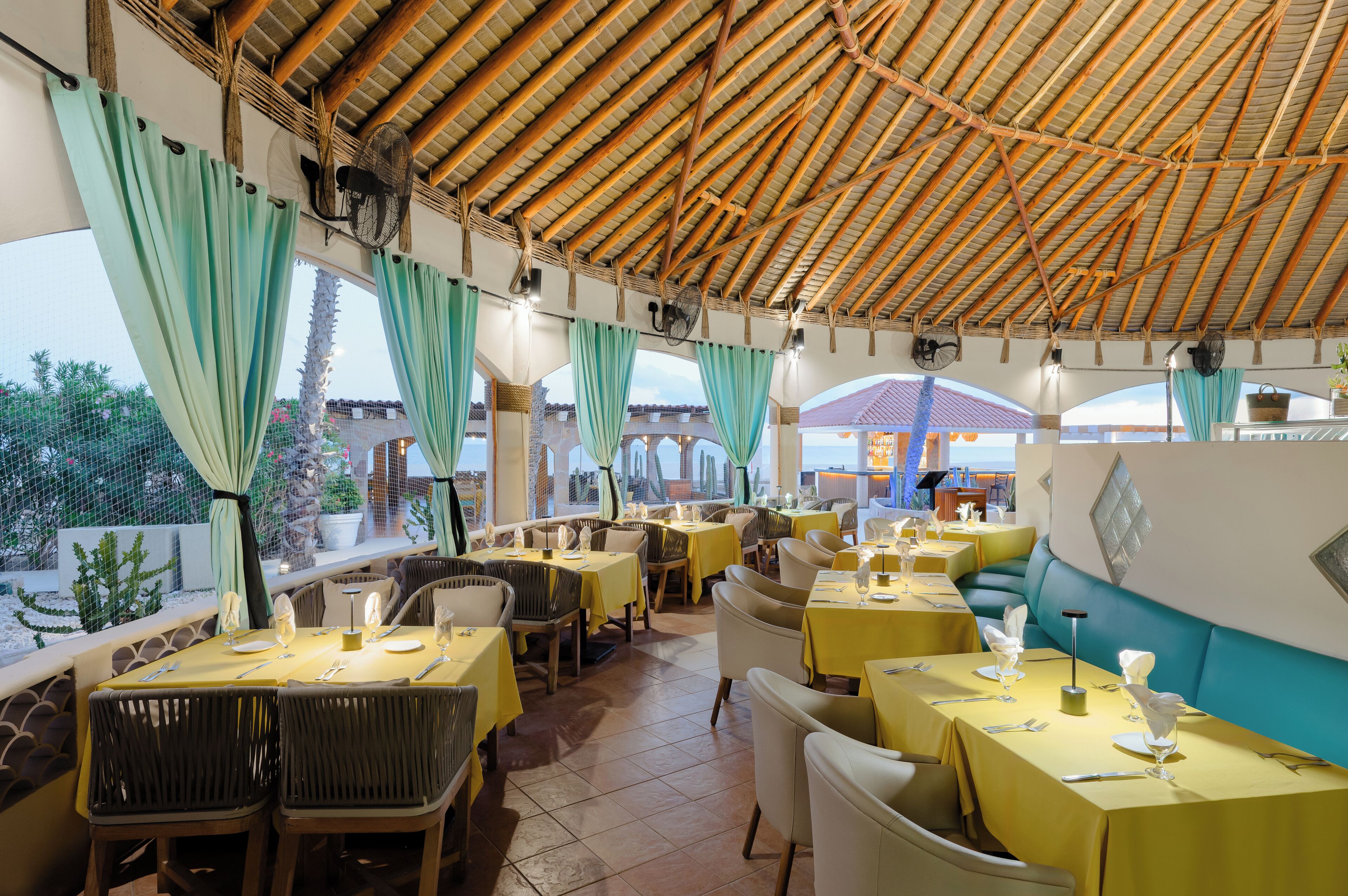 5 restaurantes; se sirve desayuno, almuerzo y cena