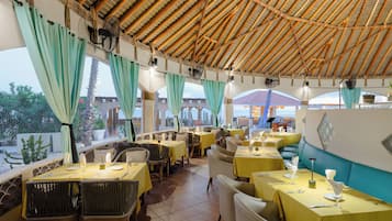 5 restaurantes; se sirve desayuno, almuerzo y cena