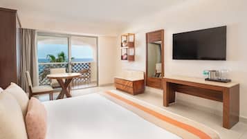 Deluxe Room, Balcony, Oceanfront | Artículos del minibar gratis y caja de seguridad en la habitación