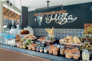 5 restaurants; breakfast, lunch, and dinner served