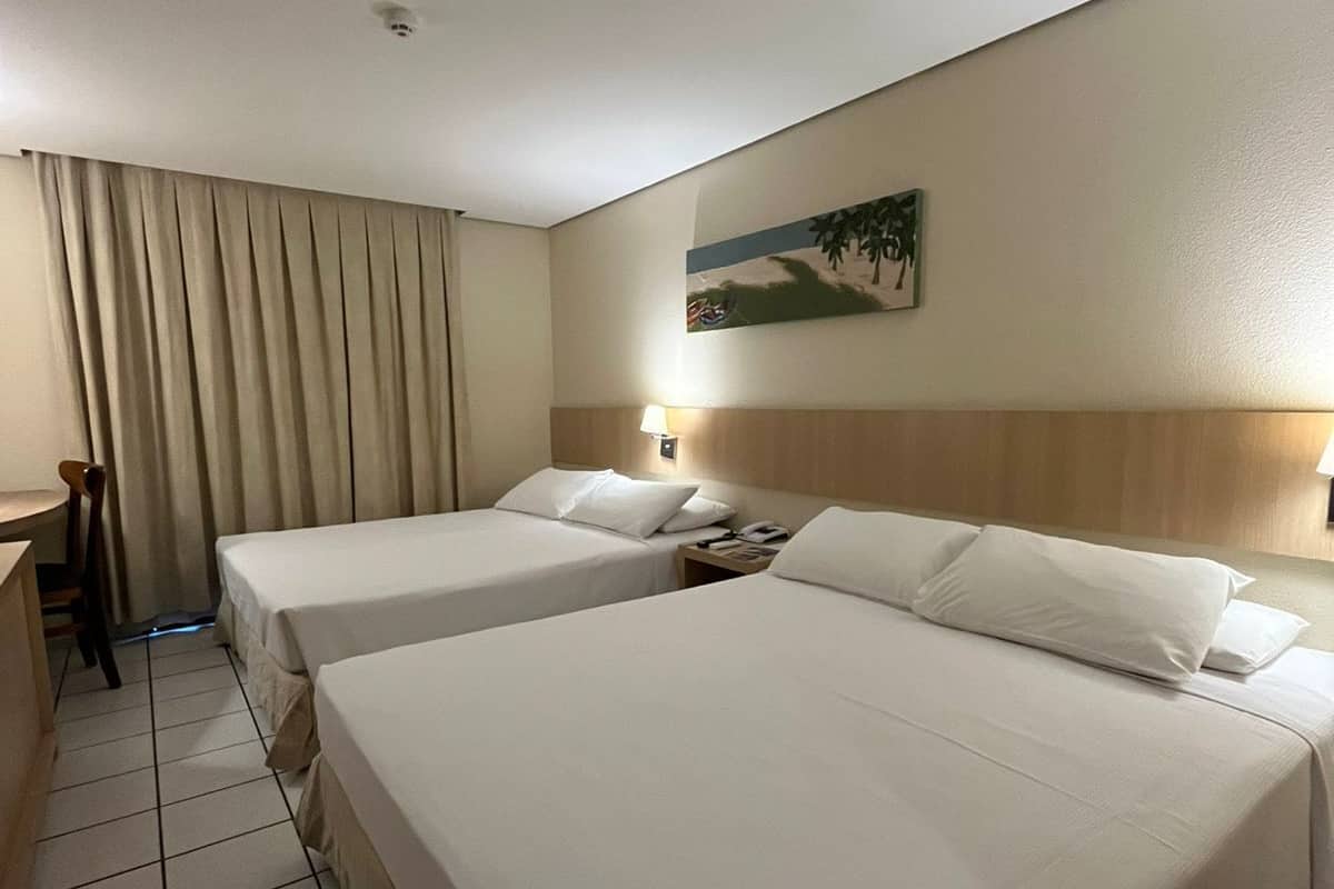 LUXO SUPERIOR - Quádruplo Casal (vista parcial mar) | 1 habitación, minibar, caja de seguridad en la habitación y escritorio