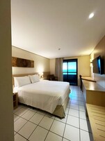 Minibar, caja de seguridad en la habitación y escritorio 