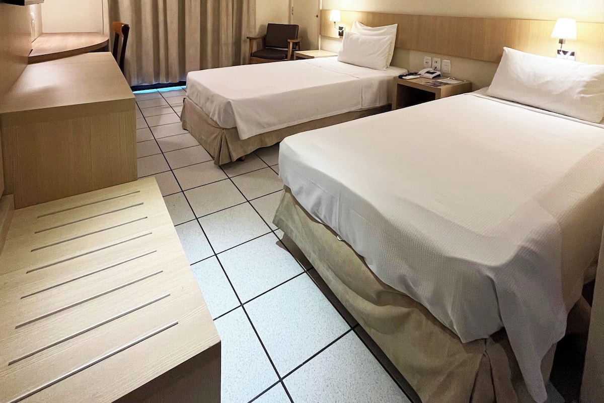 Deluxe Twin kamer | 1 slaapkamer, een minibar, een kluis op de kamer, een bureau