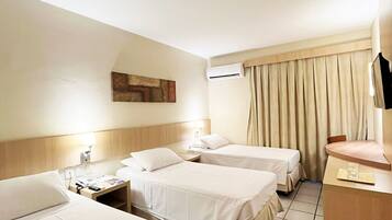 STANDARD - Triplo Solteiro (3 camas de solteiro - vista cidade) | Minibar, in-room safe, desk, laptop workspace