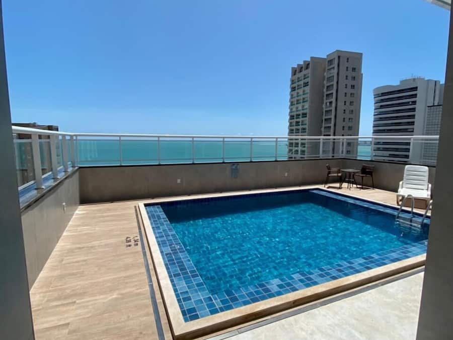 2 utendørsbassenger og solsenger