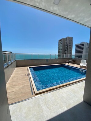 2 piscinas externas, funciona das 8h às 20h, espreguiçadeiras