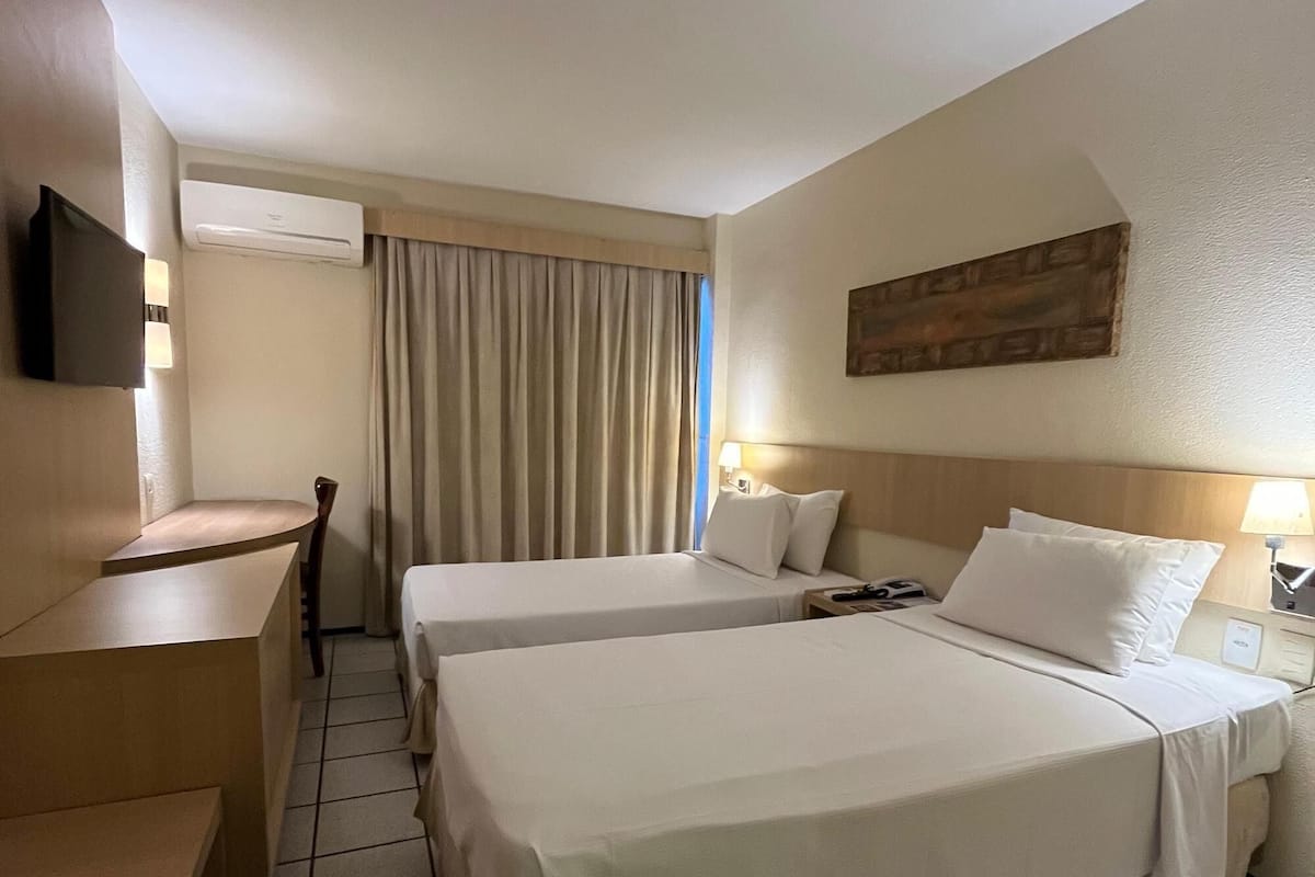 LUXO - Duplo Solteiro (vista parcial mar) | 1 habitación, minibar, caja de seguridad en la habitación y escritorio