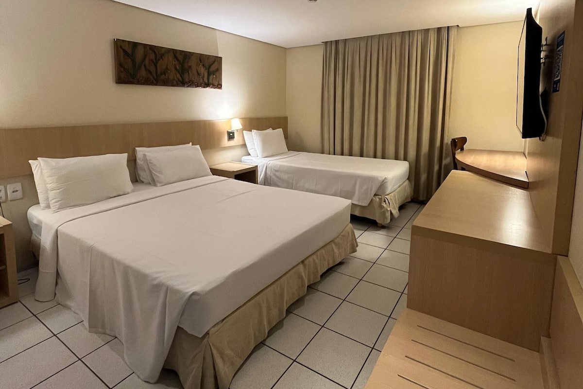 LUXO SUPERIOR - Triplo Casal + Solteiro (vista parcial mar) | 1 habitación, minibar, caja de seguridad en la habitación y escritorio
