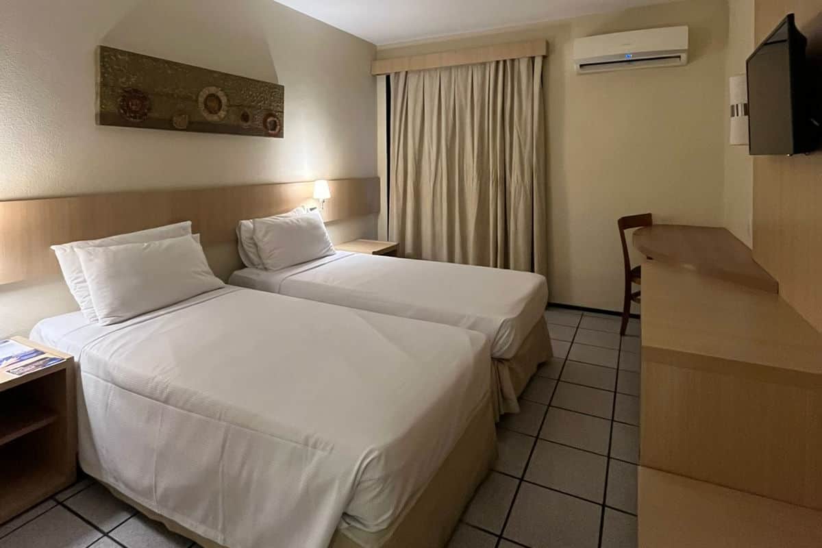 STANDARD - Duplo Solteiro (vista cidade) | 1 habitación, minibar, caja de seguridad en la habitación y escritorio