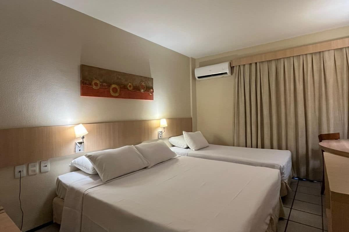 LUXO - Triplo Casal + Solteiro (vista parcial mar) | 1 habitación, minibar, caja de seguridad en la habitación y escritorio