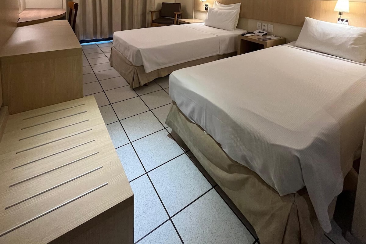 LUXO SUPERIOR - Duplo Solteiro (vista parcial mar) | 1 habitación, minibar, caja de seguridad en la habitación y escritorio