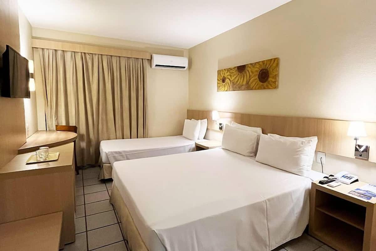 STANDARD - Triplo Casal + Solteiro (vista cidade) | 1 phòng ngủ, minibar, két bảo mật tại phòng, bàn