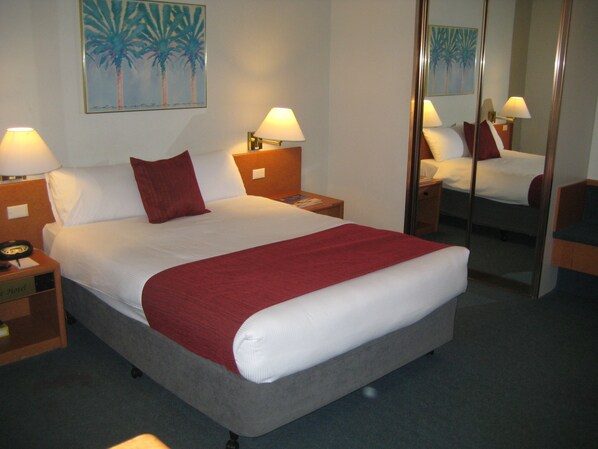 In-room safe, free WiFi, bed sheets - Devere Hotel (Elizabeth Bay)