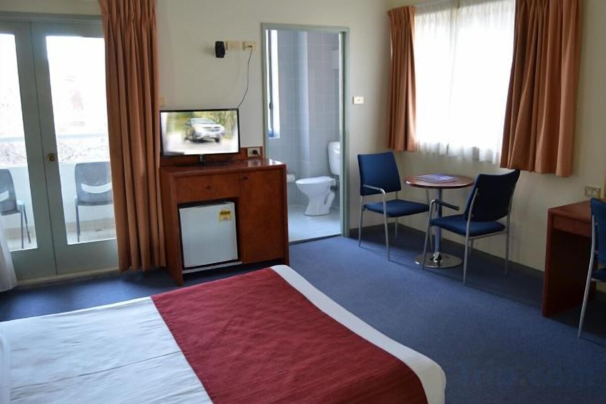 In-room safe, free WiFi, bed sheets