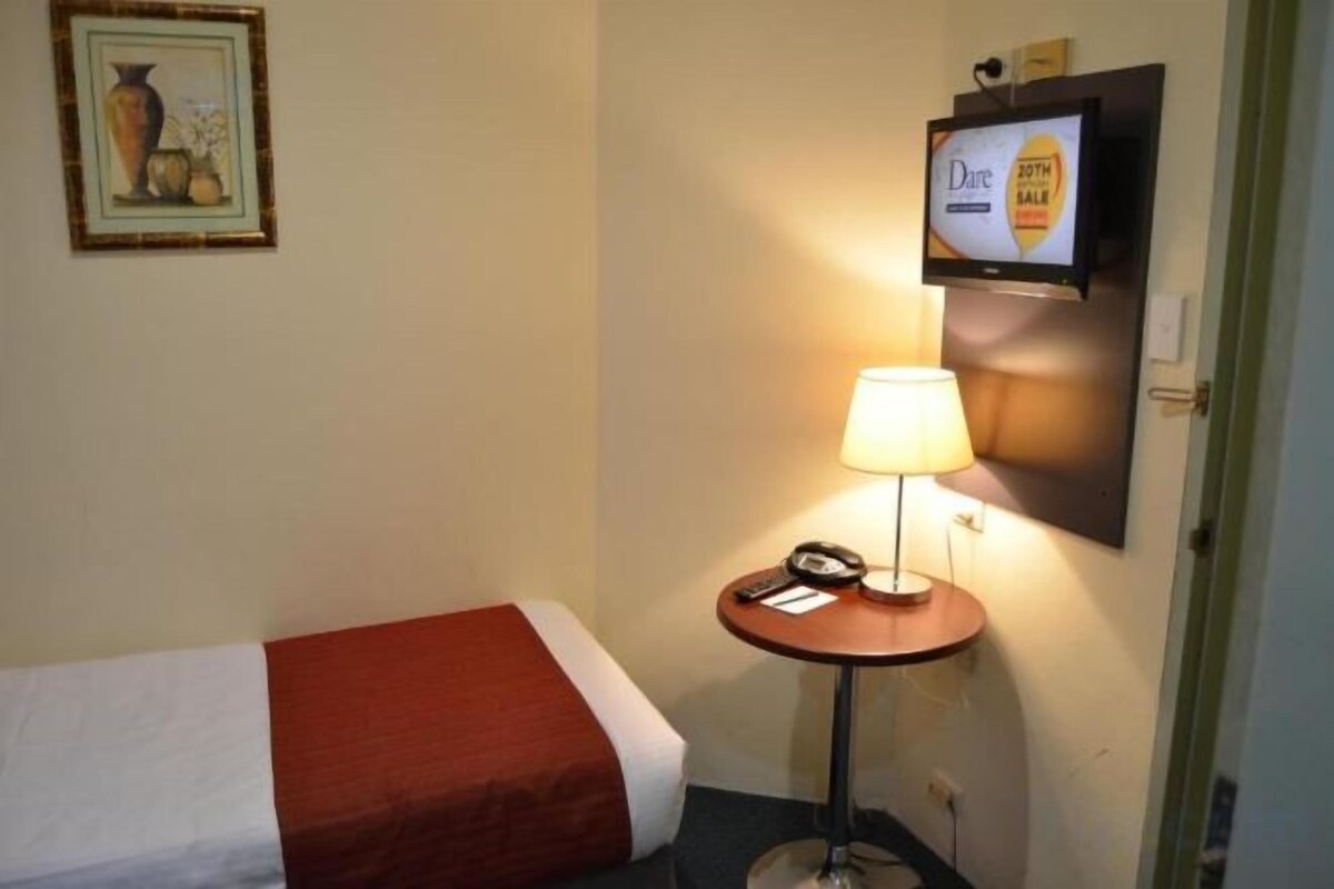 In-room safe, WiFi (free), bed sheets