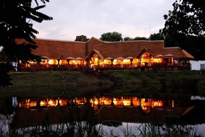 2 restaurants, breakfast served