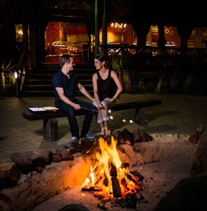 2 restaurants; ze serveren er ontbijt, lunch en diner 