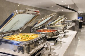 Tägliches Frühstücksbuffet (235 ZAR pro Person)
