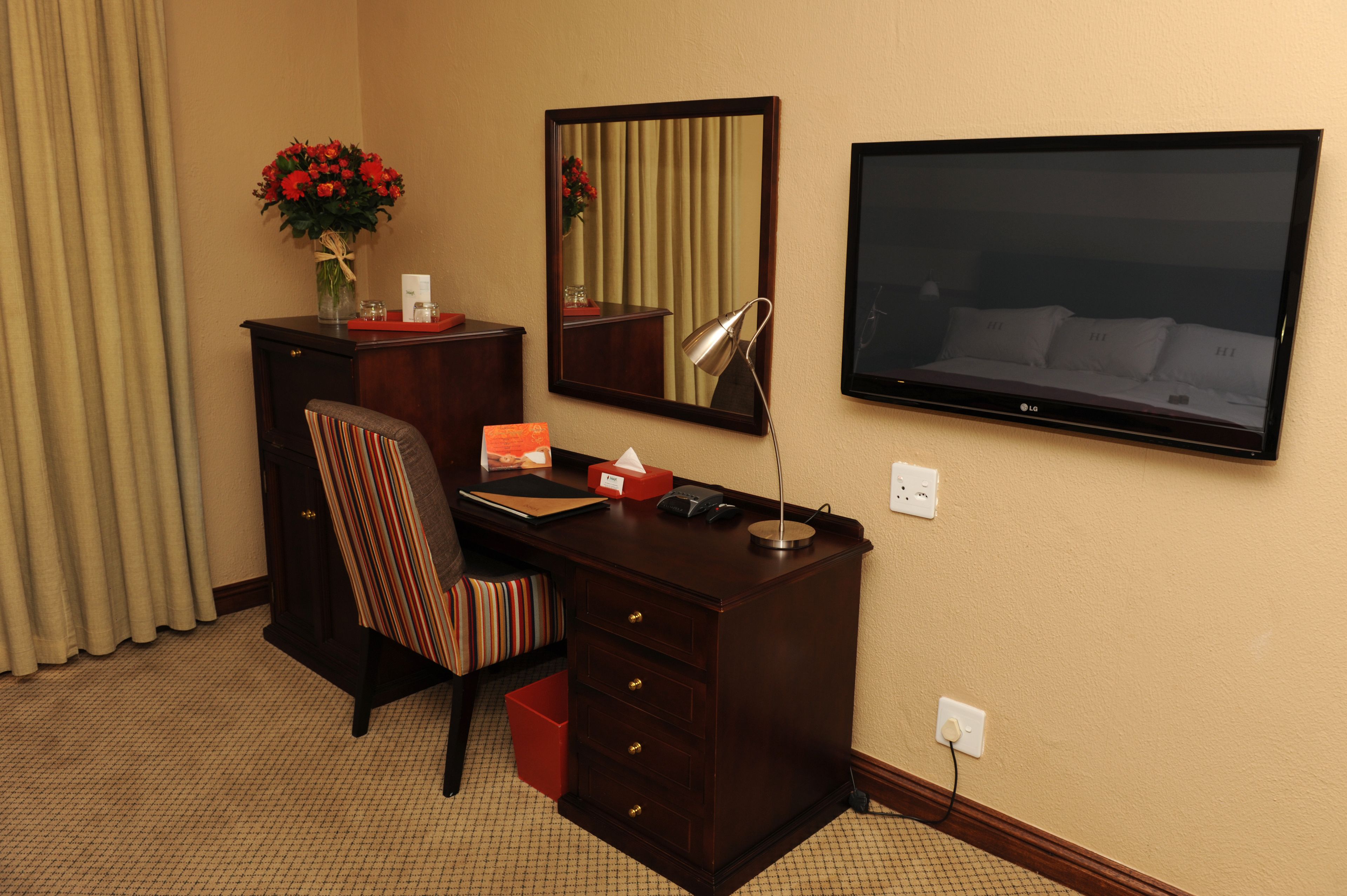 standard double room | select comfort beds, minibar, in-room safe, desk
