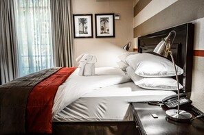 Dobbeltrom – standard | Senger med Select Comfort-madrass, minibar, safe på rommet og skrivebord