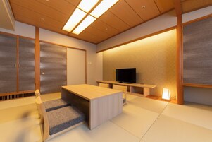 Minibar, escritorio y espacio para trabajar con laptop 