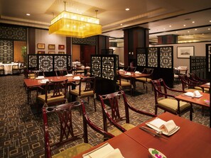 3 restaurants, breakfast, lunch, dinner served; Japanese cuisine 