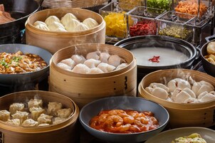 Daily buffet breakfast (JPY 2300 per person)