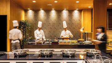 Daily buffet breakfast (JPY 2300 per person)
