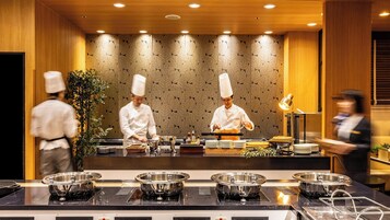 Daily buffet breakfast (JPY 2300 per person)