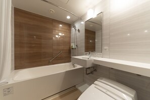 淋浴/浴缸二合一、免費盥洗用品、吹風機、拖鞋