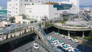A modern hotel with a prominent white facade, multiple floors, and a rooftop terrace. - Hotel Associa Toyohashi (Toyohashi)