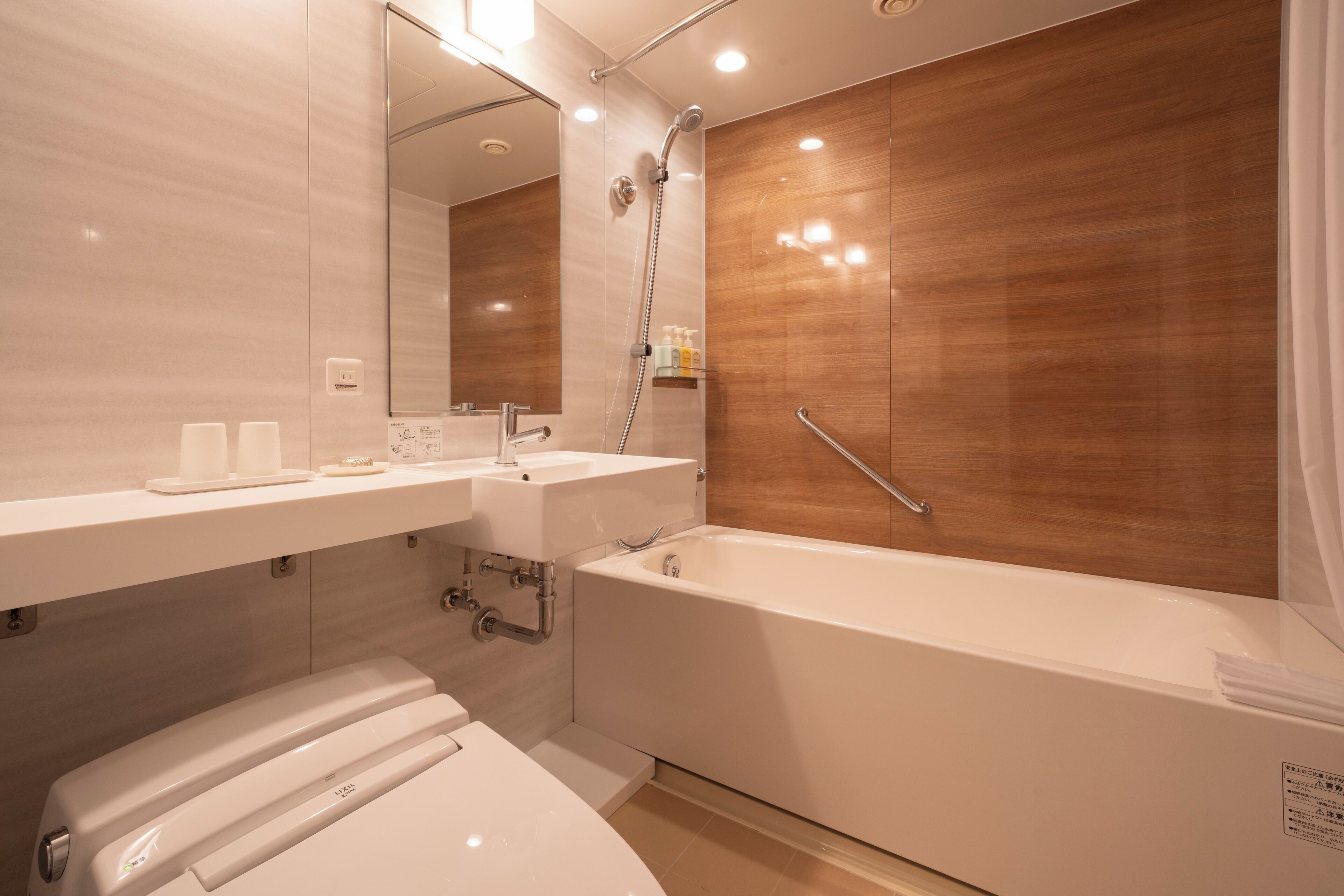 executive double [non smoking] | bathroom | combined shower/bathtub, free toiletries, hair dryer, slippers