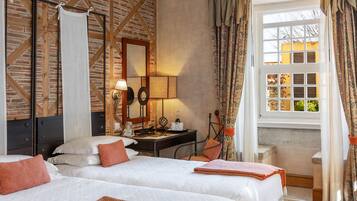 Alfama Room | Coffres-forts dans les chambres, bureau, rideaux occultants