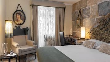 Petite Castelo Room | In-room safe, desk, blackout drapes, WiFi (free)