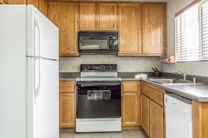 Escritorio, tabla de planchar con plancha y cunas gratuitas